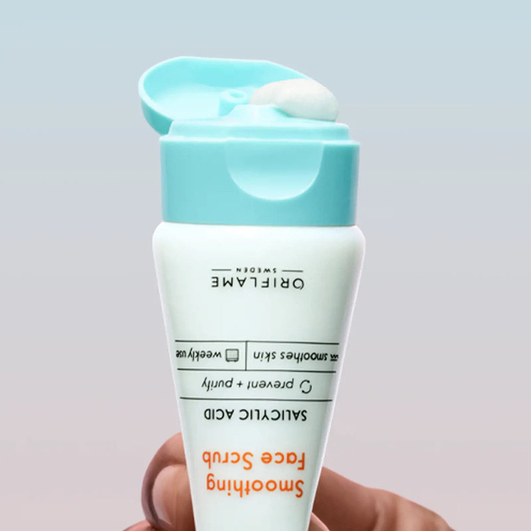 اسکراب صورت تسکین دهنده اوریفلیم مدل Pure Skin Smoothing Face Scrub مناسب برای پوست های آکنه ای حجم 75 میلی لیتر