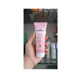 کرم مرطوبکننده اوریفلیم مدل Essentials Glow حجم 75 میلیلیتر حاوی عصاره گل همیشه بهار، مناسب برای انواع پوست و ناحیه دست